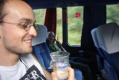heureux de boire de l'eau en gobelet dans le bus