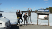 tentative de photo de groupe de hc mélo au bord d'un lac gelé en suède